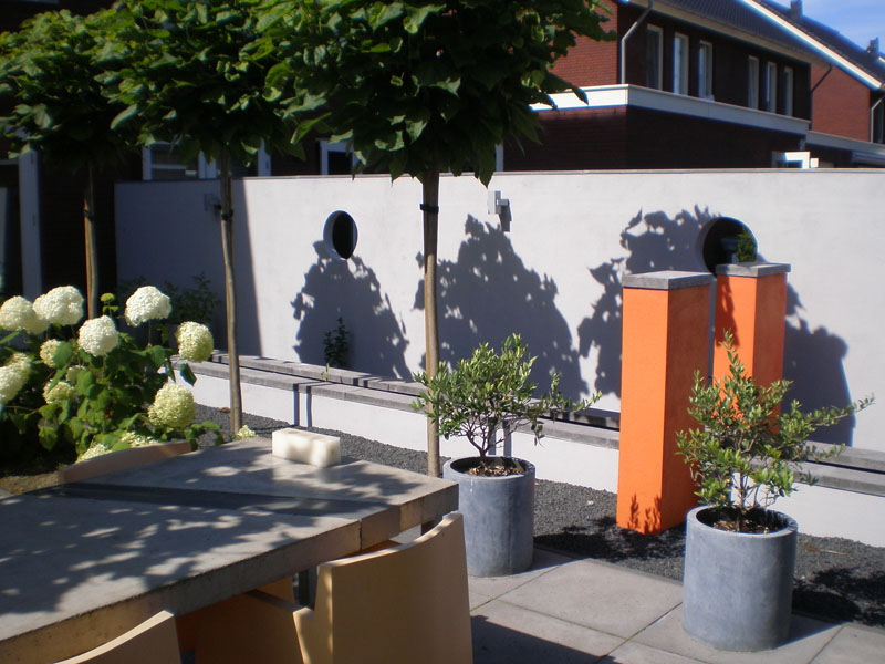 Moderne & strakke tuinen ontworpen door Baronie Tuinontwerpen in Breda